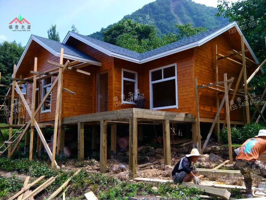 搭建过程的小木屋客房屋