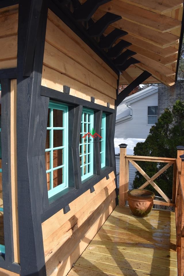 特色双层屋顶蓝色庭院小树屋