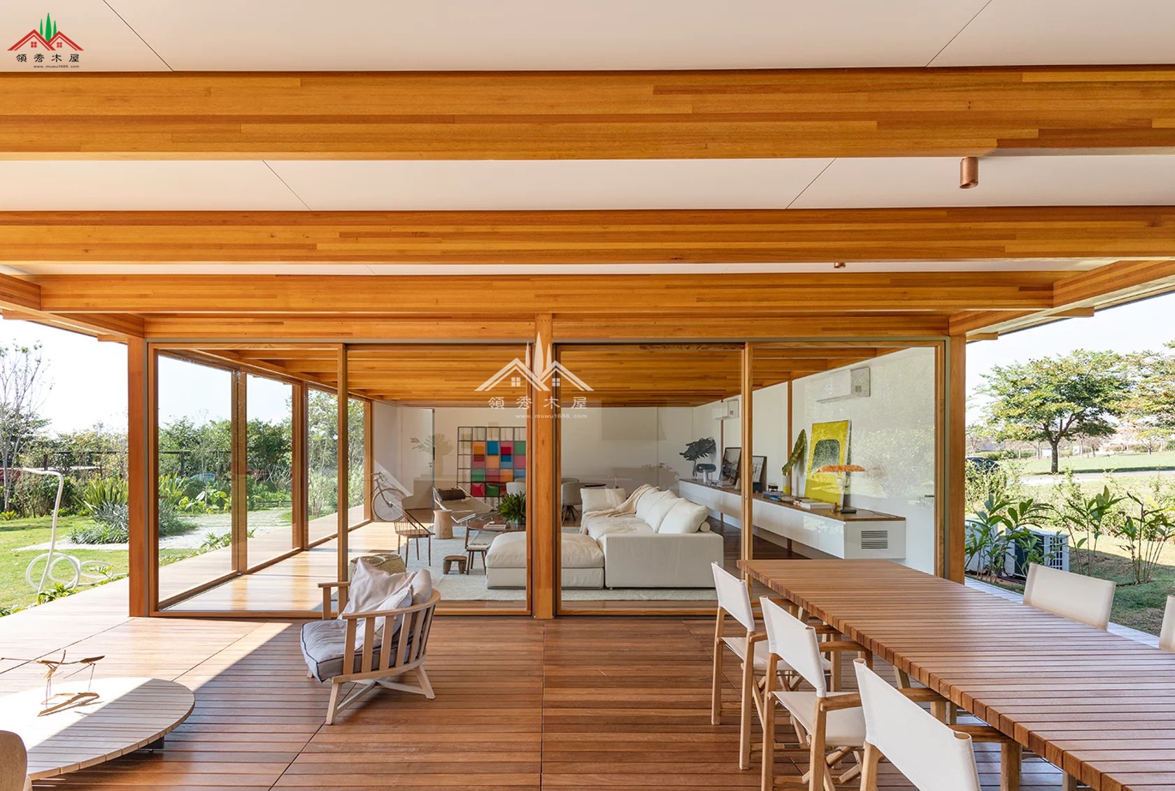 水泥与木头结合单层平顶现代风格大落地窗度假小木屋
