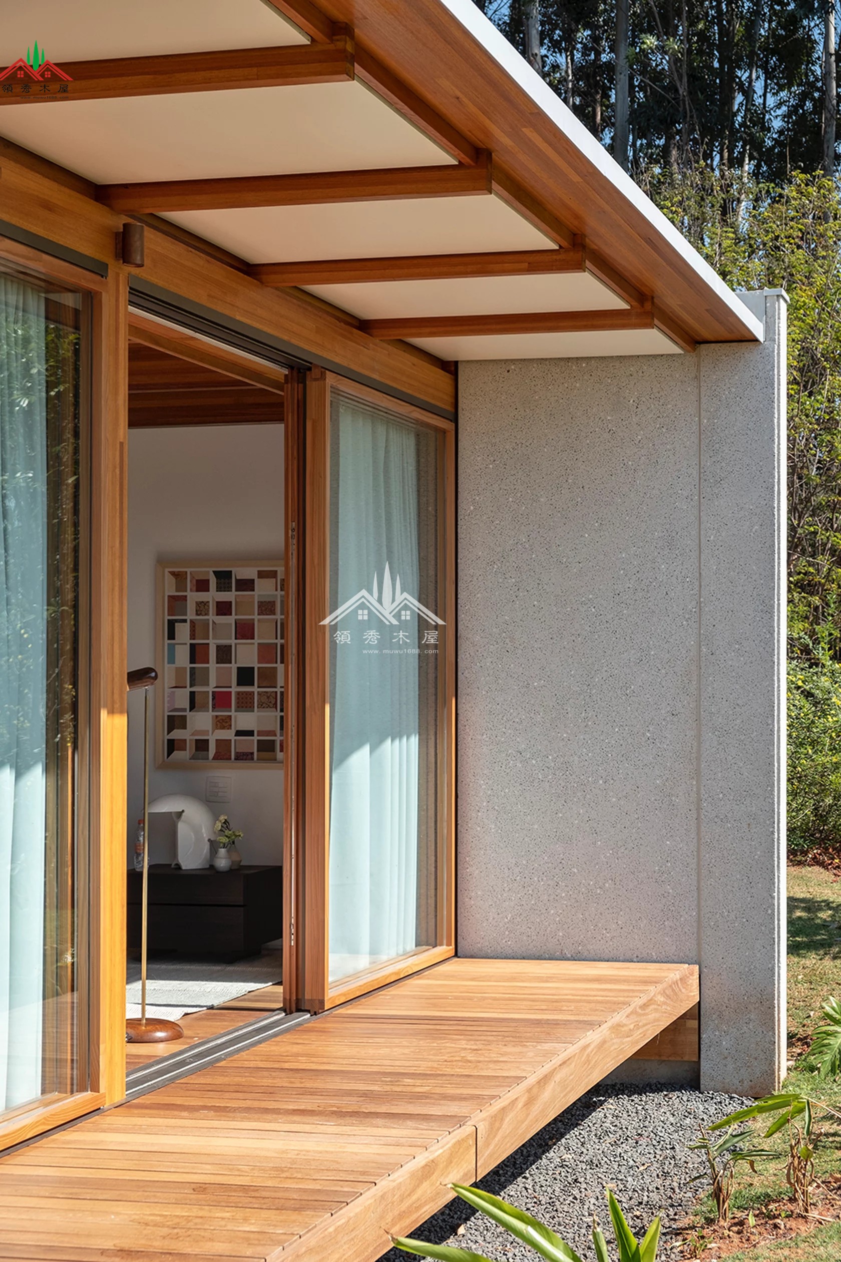 水泥与木头结合单层平顶现代风格大落地窗度假小木屋